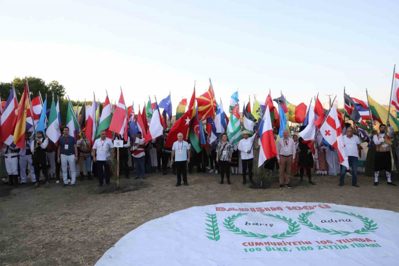 100 ülkenin gençleri dünya barışı için 100 zeytin fidanı dikti