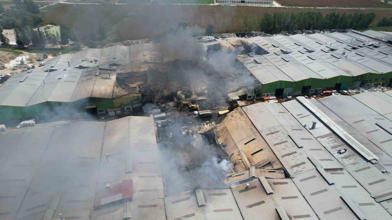 Adana’da 18 iş yerine sıçrayan yangının tahribatı dron ile görüntülendi