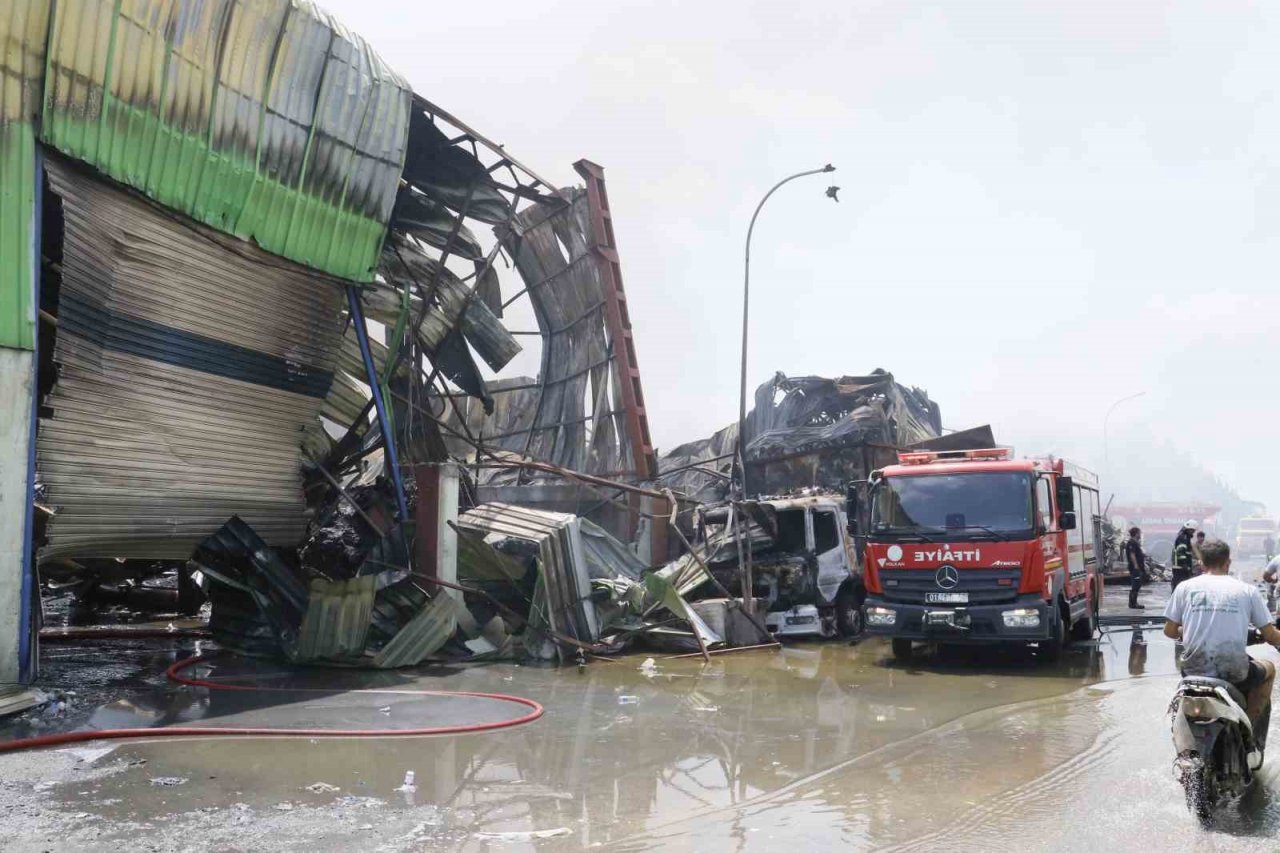Adana’da 18 iş yerine sıçrayan yangının tahribatı dron ile görüntülendi