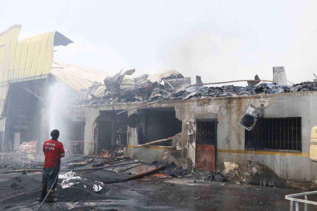 Adana’da 18 iş yerine sıçrayan yangının tahribatı dron ile görüntülendi