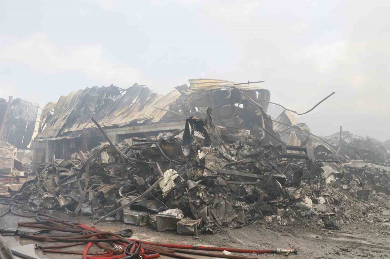 Adana’da 18 iş yerine sıçrayan yangının tahribatı dron ile görüntülendi