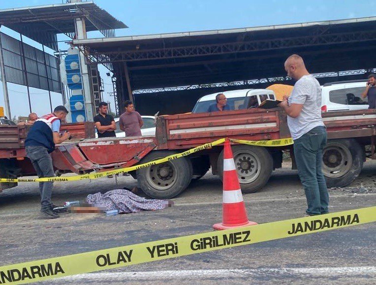 Otomobilin çarptığı tır sürücüsü hayatını kaybetti