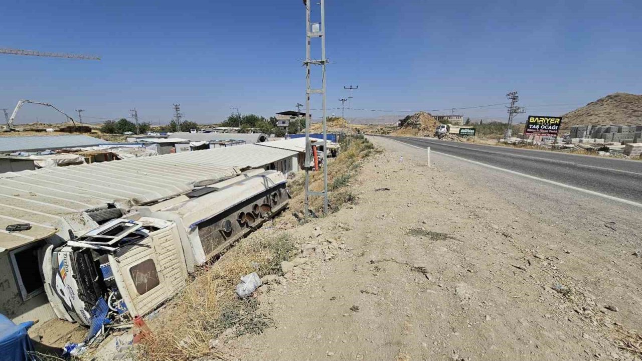 Kontrolden çıkan tanker şarampole yuvarlandı: 1 yaralı