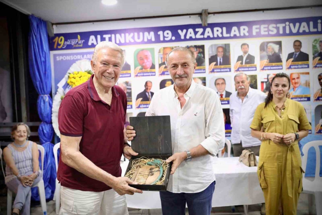 Altınkum Yazarlar Festivali usta kalemleri ağırlamaya devam ediyor