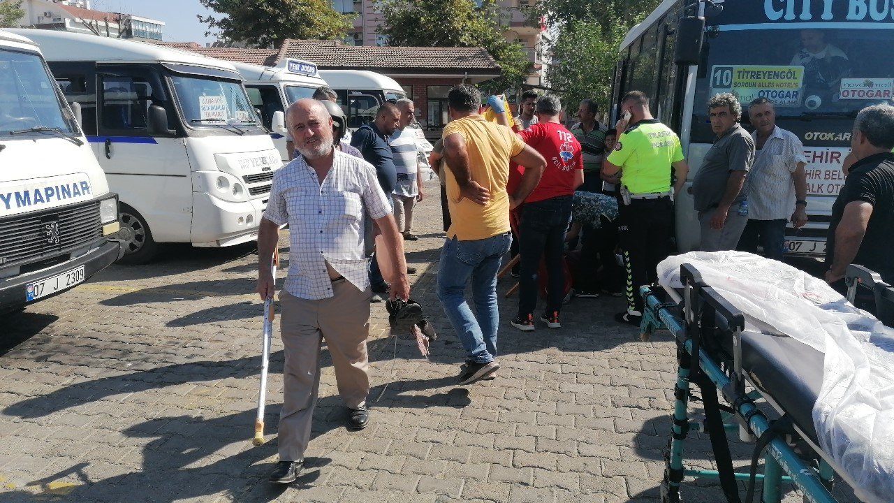 Bir ayağı protez olan engelli adam minibüsün altında kaldı