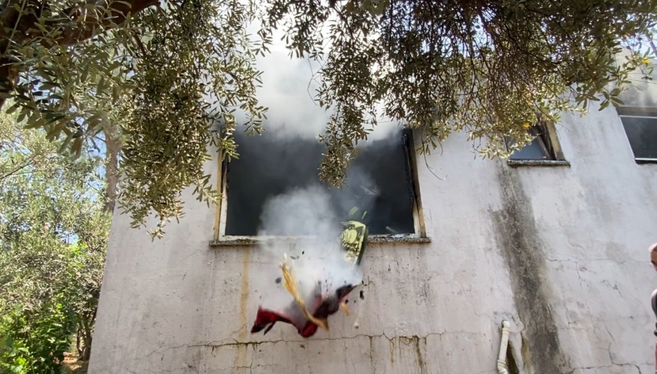 Yangında evi küle döndü, “Mal her zaman alınır can alınmaz” dedi