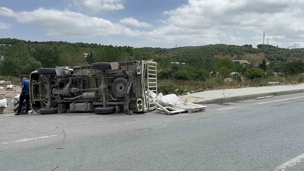 Arnavutköy’deki kazada 2 kişi yaralandı: İlk müdahaleyi eğitime giden arama kurtarma ekibi yaptı
