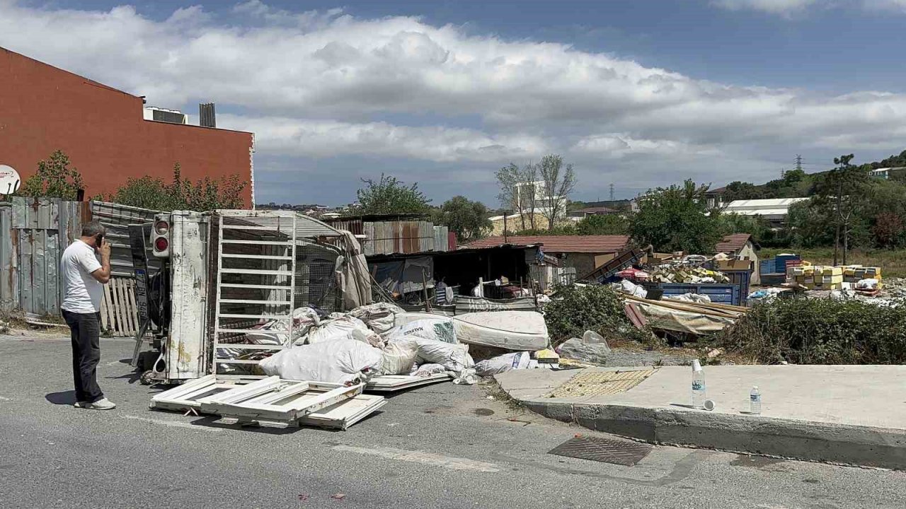 Arnavutköy’deki kazada 2 kişi yaralandı: İlk müdahaleyi eğitime giden arama kurtarma ekibi yaptı