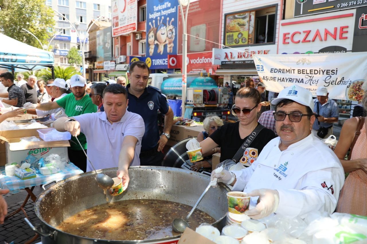 Edremit Belediyesi’nden aşure hayrı