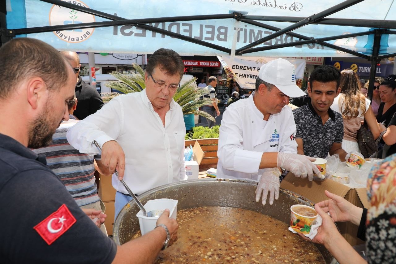 Edremit Belediyesi’nden aşure hayrı