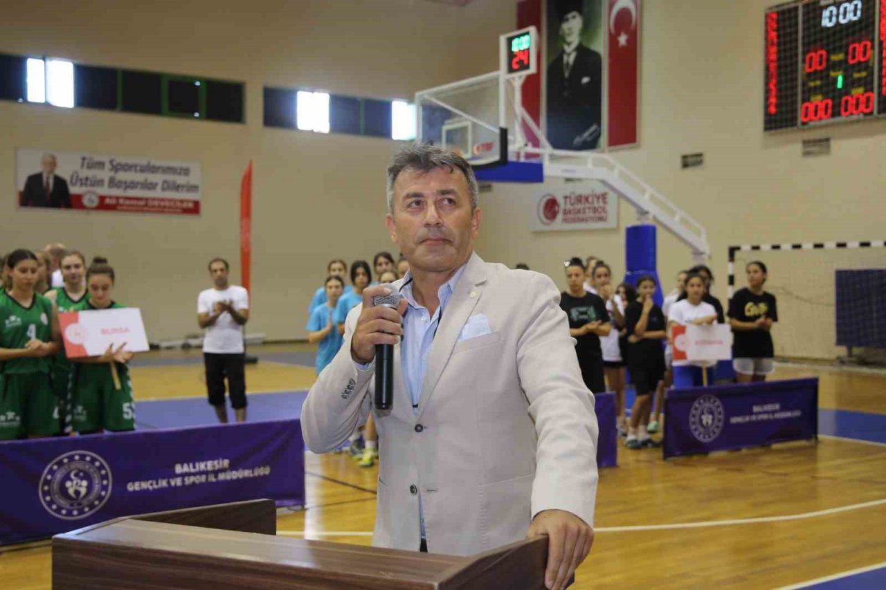 Yıldızlar ligi çeyrek final heyecanı Burhaniye’de yaşanıyor