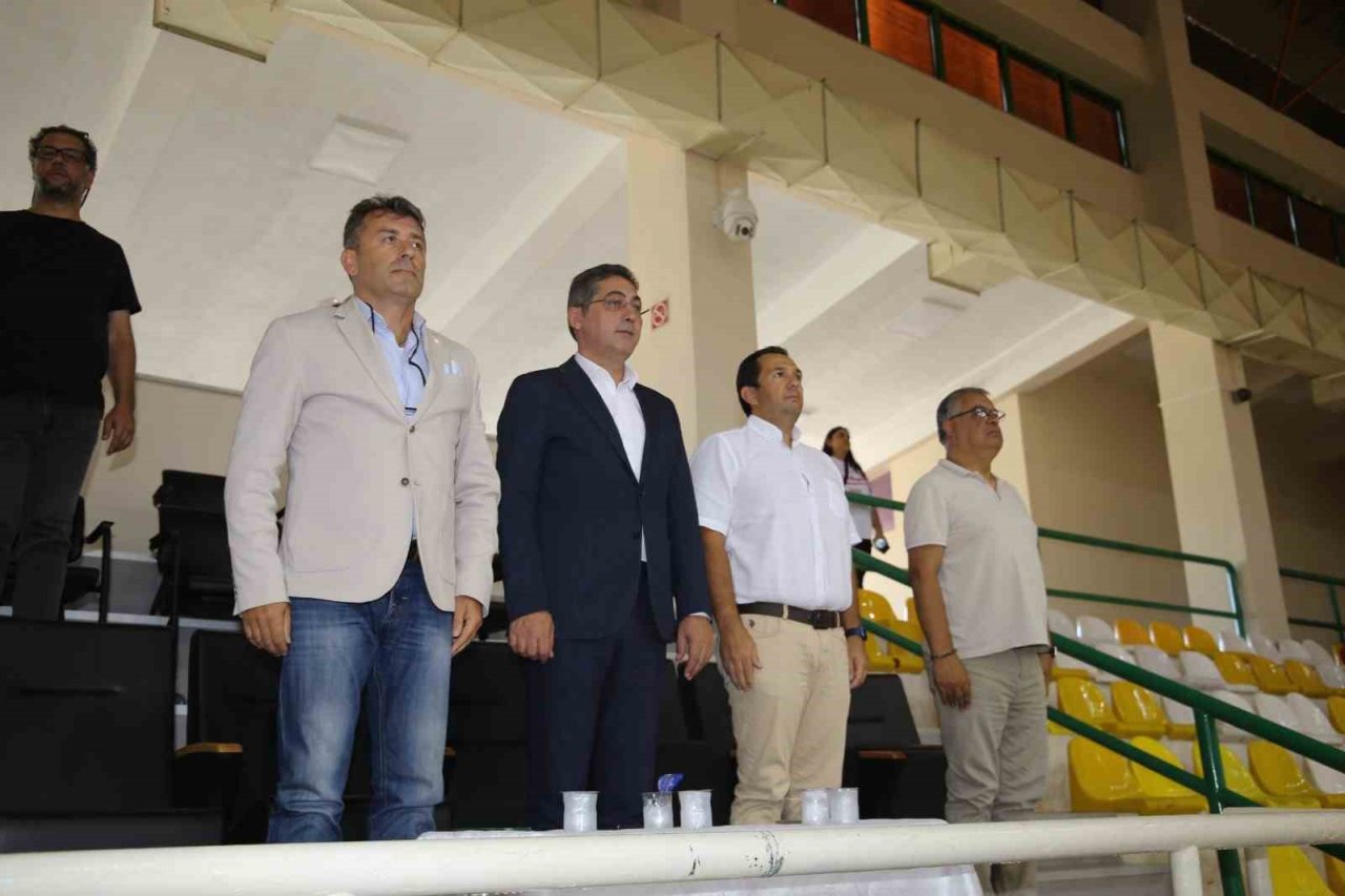 Yıldızlar ligi çeyrek final heyecanı Burhaniye’de yaşanıyor