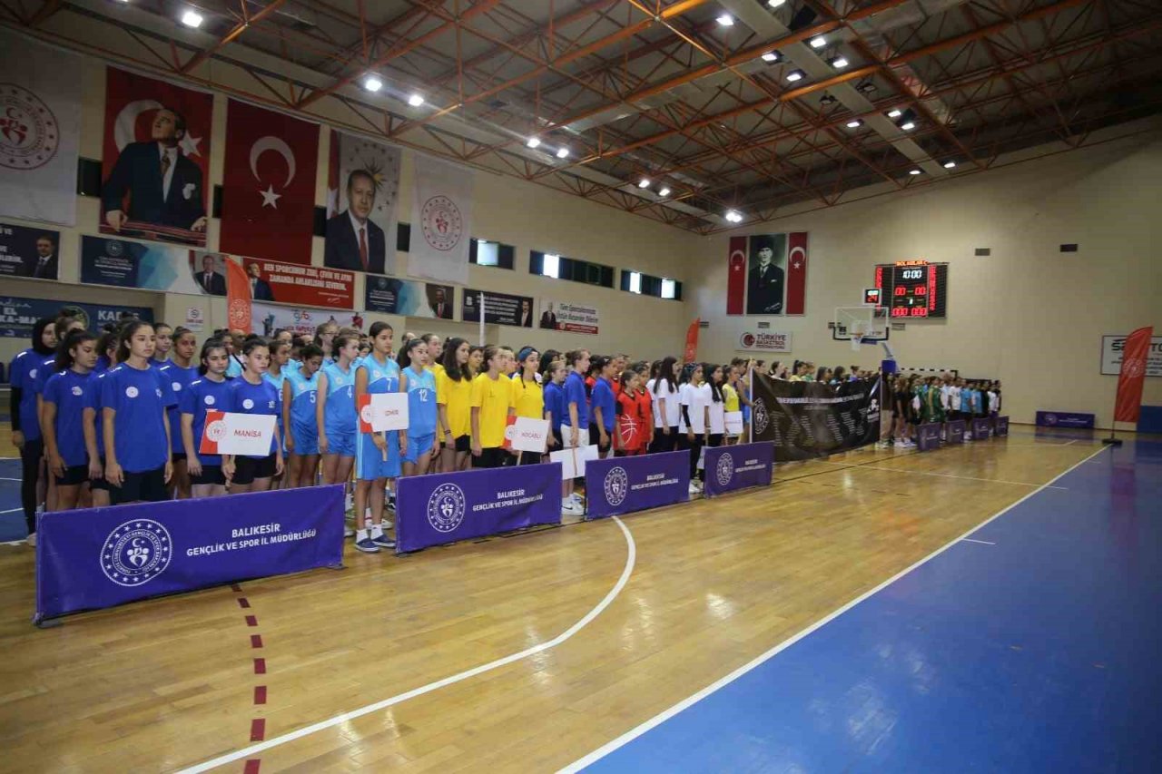 Yıldızlar ligi çeyrek final heyecanı Burhaniye’de yaşanıyor