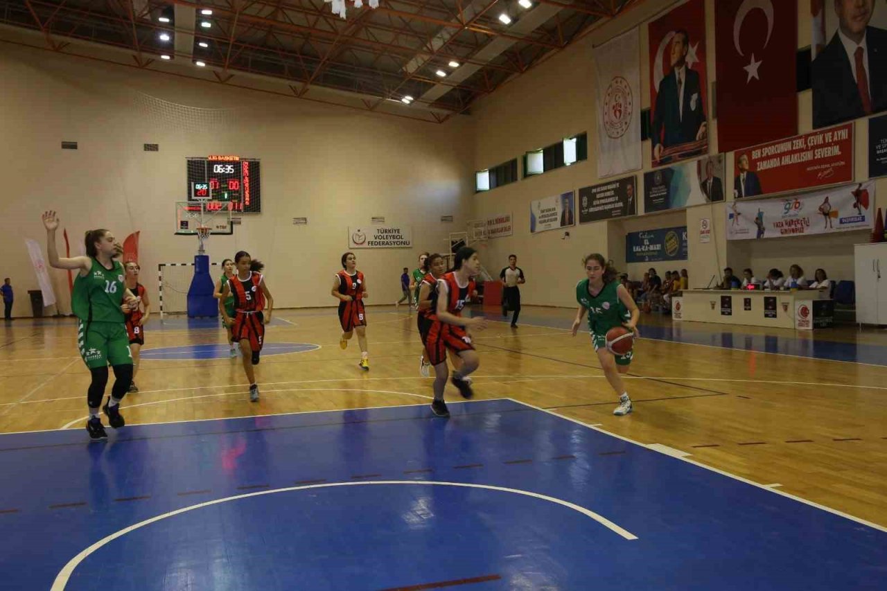 Yıldızlar ligi çeyrek final heyecanı Burhaniye’de yaşanıyor