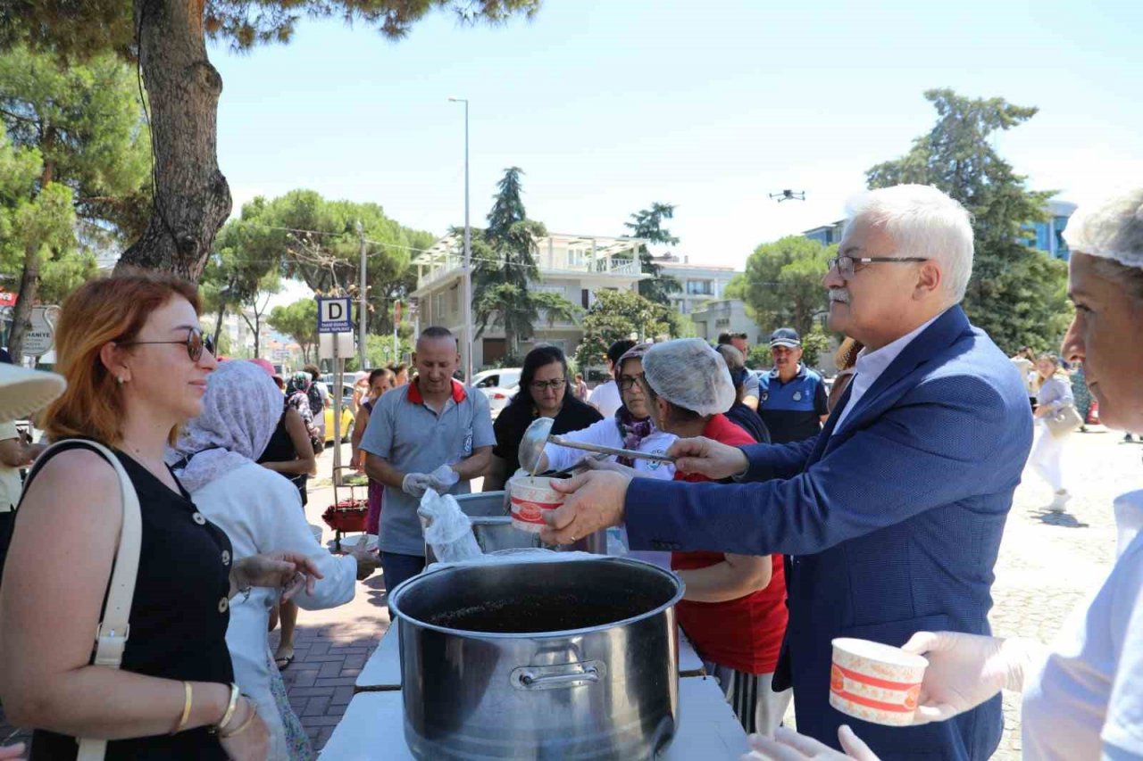 Burhaniye Belediyesi’nden geleneksel aşure hayrı