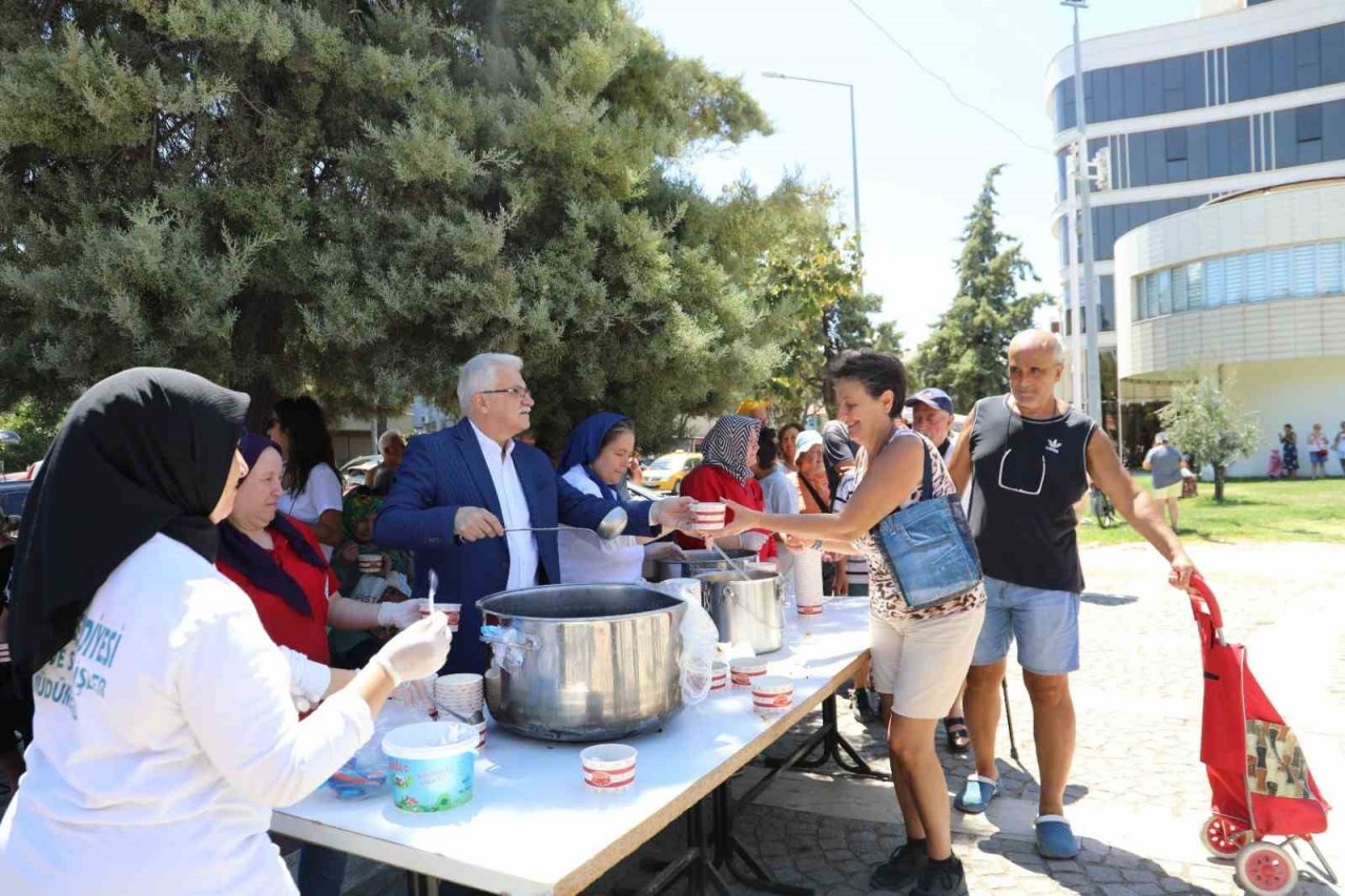 Burhaniye Belediyesi’nden geleneksel aşure hayrı