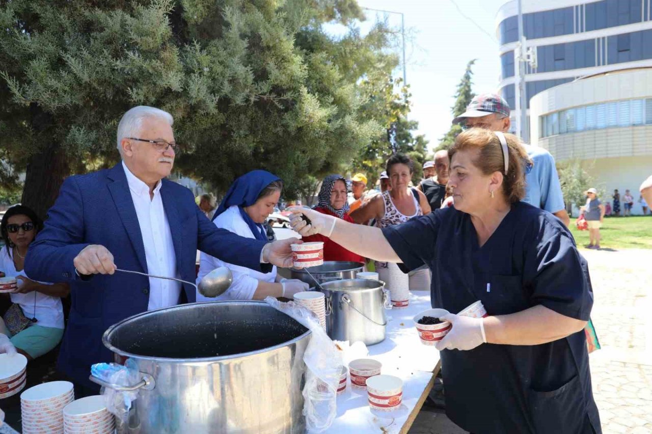 Burhaniye Belediyesi’nden geleneksel aşure hayrı