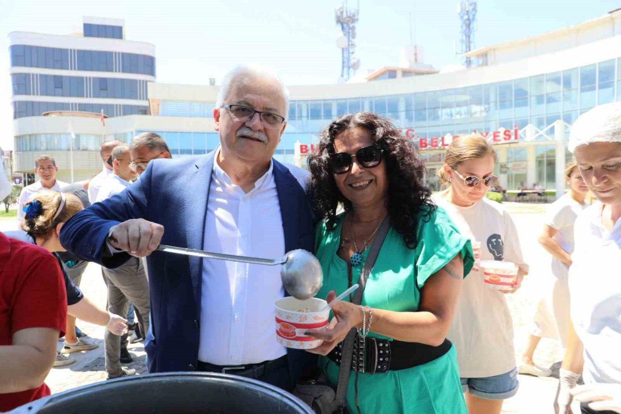 Burhaniye Belediyesi’nden geleneksel aşure hayrı