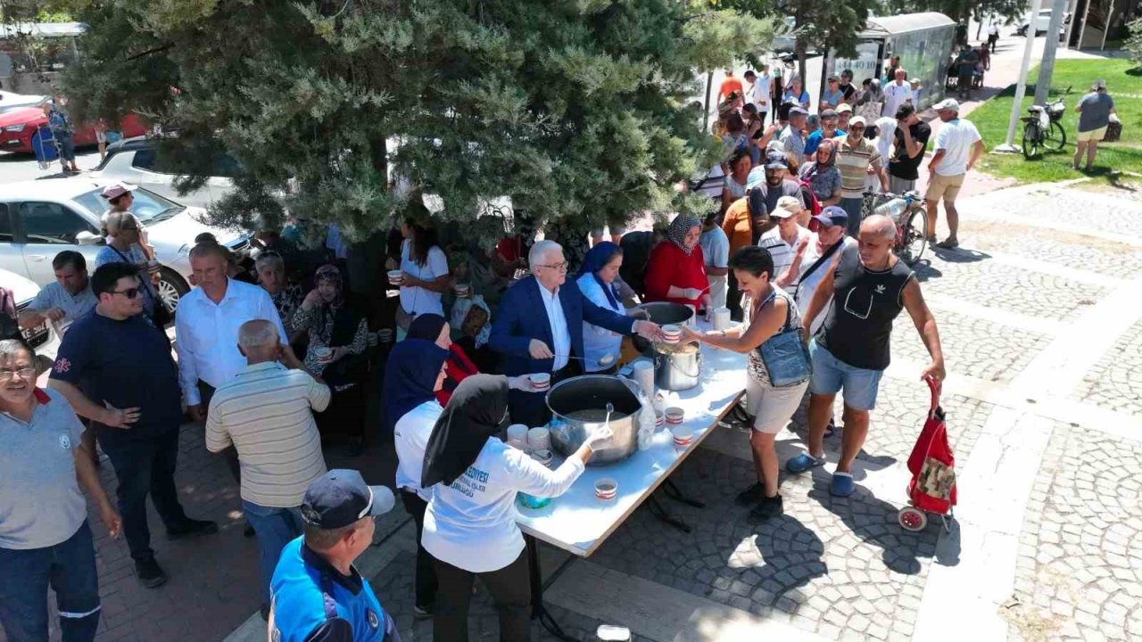 Burhaniye Belediyesi’nden geleneksel aşure hayrı