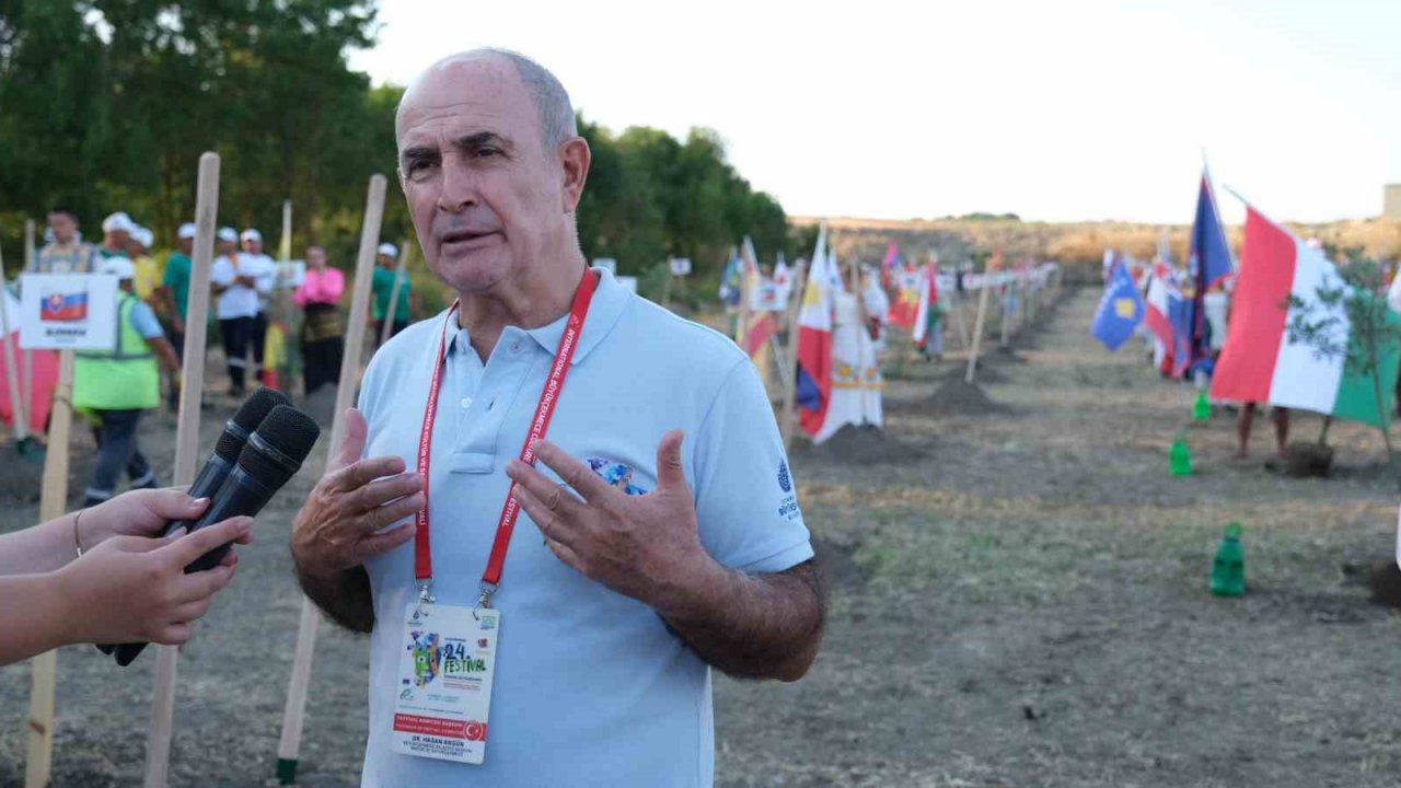 100 ülkenin gençleri dünya barışı için 100 zeytin fidanı dikti