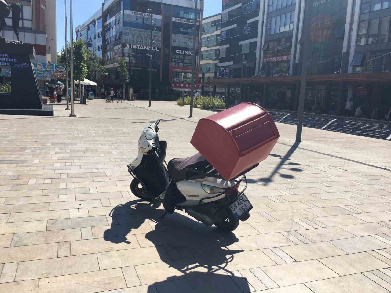 Tekirdağ’da motosikletli kurye yayalara çarptı: 3 yaralı