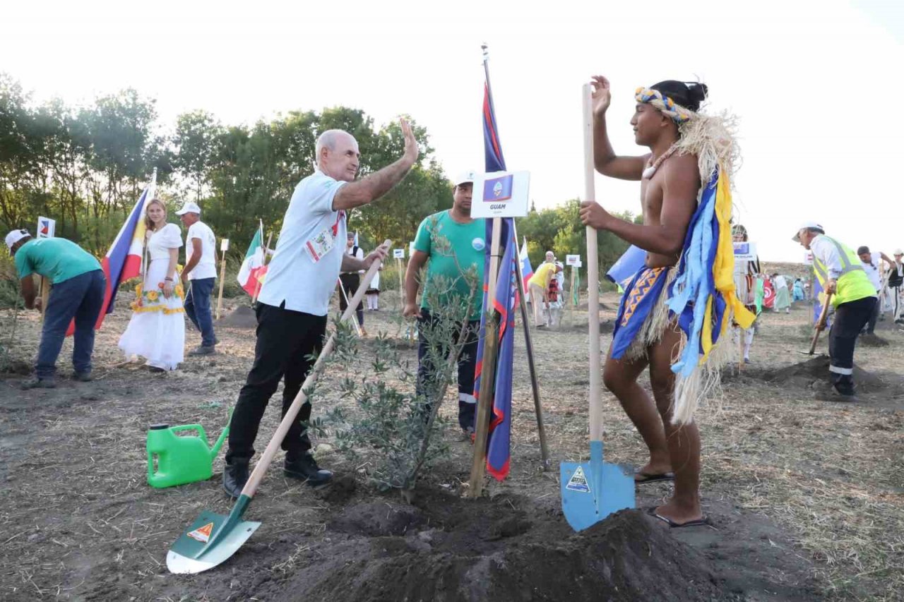 100 ülkenin gençleri dünya barışı için 100 zeytin fidanı dikti
