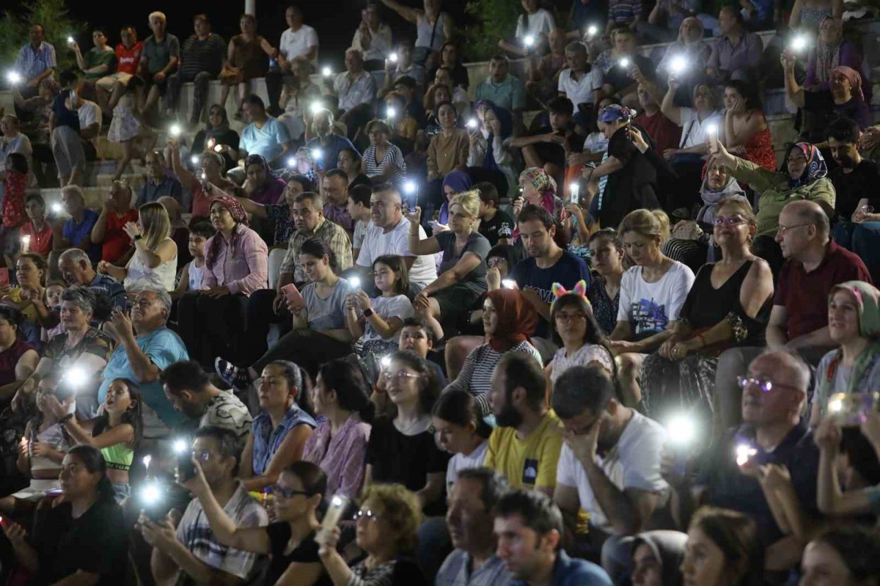 Denizli’de yaz konserleri Selcan Kökçen ile devam etti