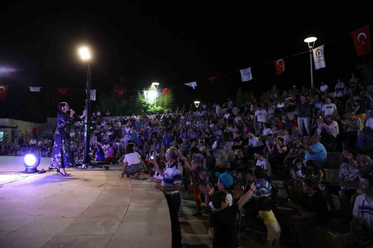 Denizli’de yaz konserleri Selcan Kökçen ile devam etti