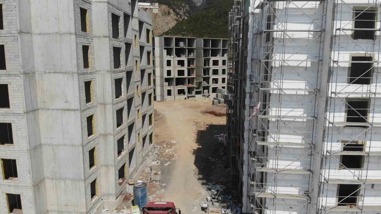 Enkaza dönen Hatay’da deprem konutları yükseliyor