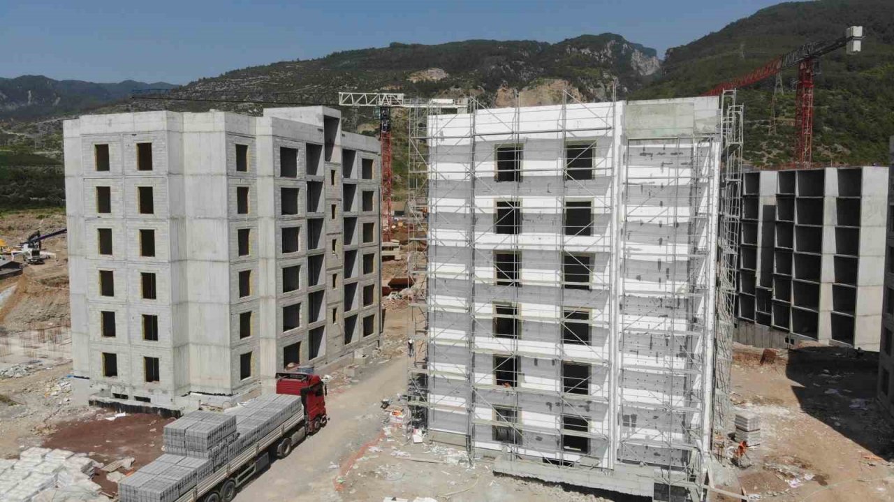 Enkaza dönen Hatay’da deprem konutları yükseliyor