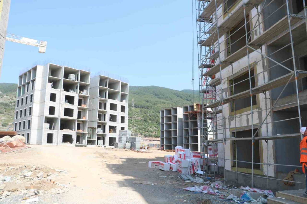 Enkaza dönen Hatay’da deprem konutları yükseliyor