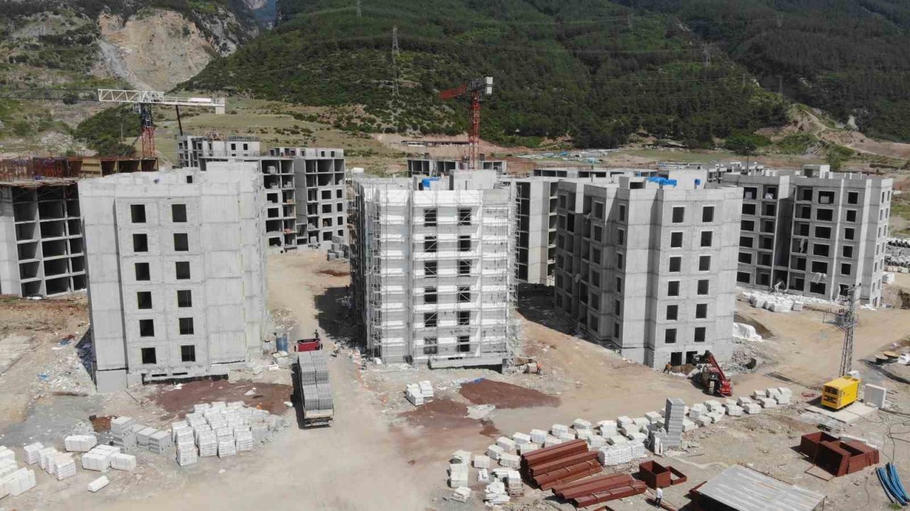 Enkaza dönen Hatay’da deprem konutları yükseliyor