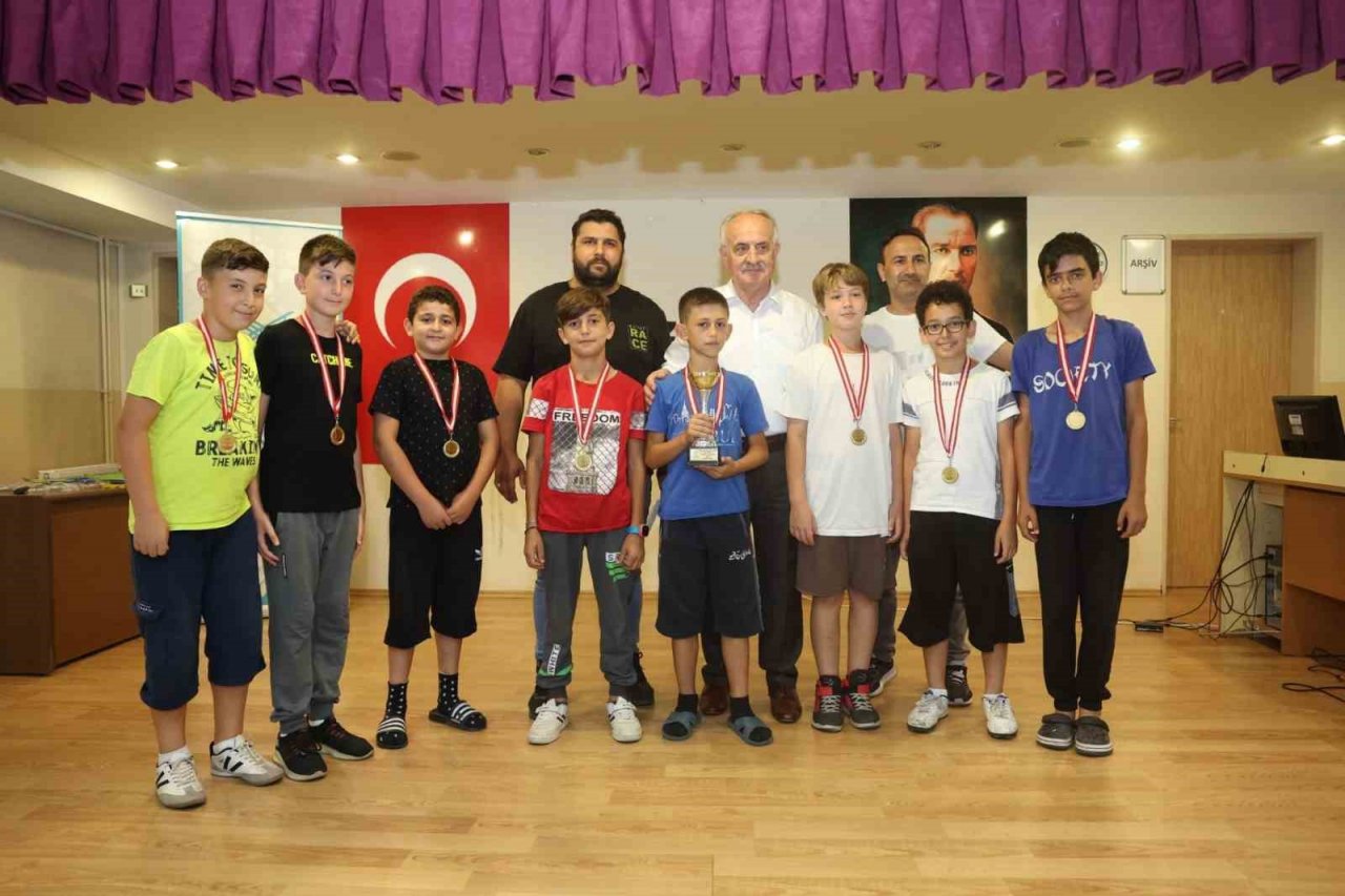 Turnuvada dereceye girenler ödüllerine kavuştu