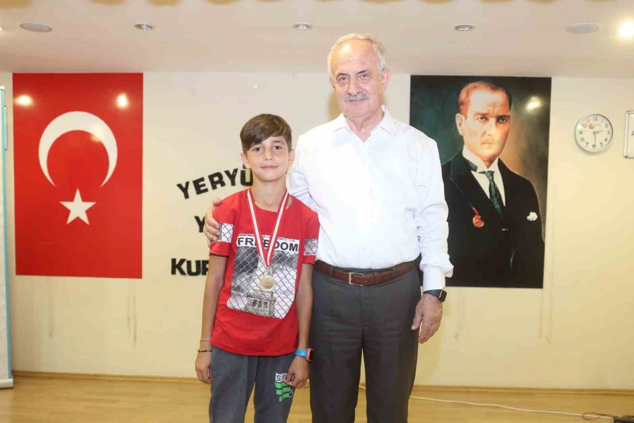 Turnuvada dereceye girenler ödüllerine kavuştu