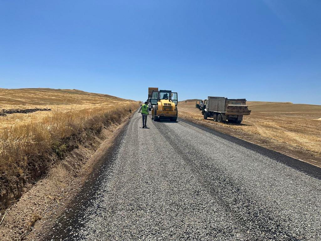 Diyarbakır’da kırsal mahalle yollarında çalışmalar sürüyor