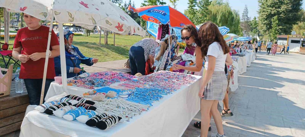 Sanatçı kadınlar göz kamaştırdı