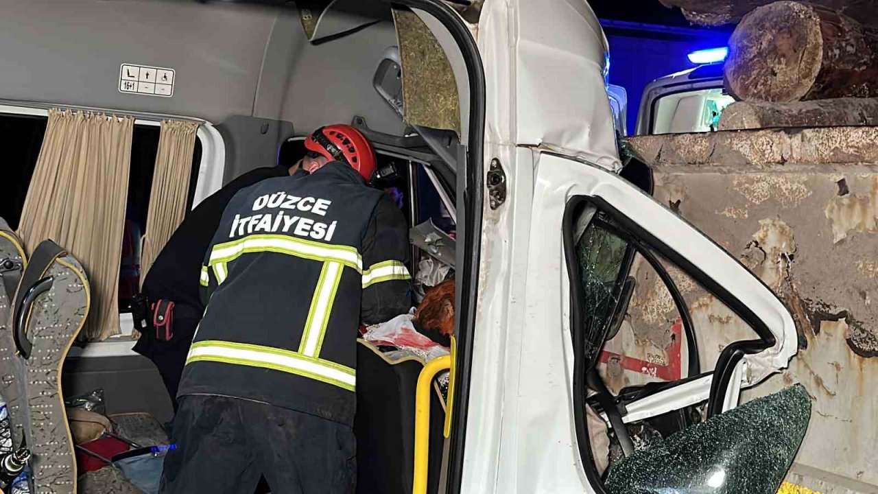 Tomruk yüklü tıra minibüs çarptı: 1 ölü, 20 yaralı