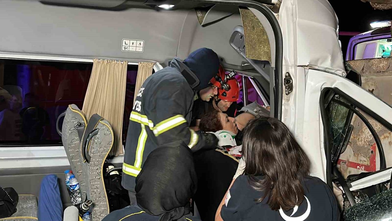 Tomruk yüklü tıra minibüs çarptı: 1 ölü, 20 yaralı