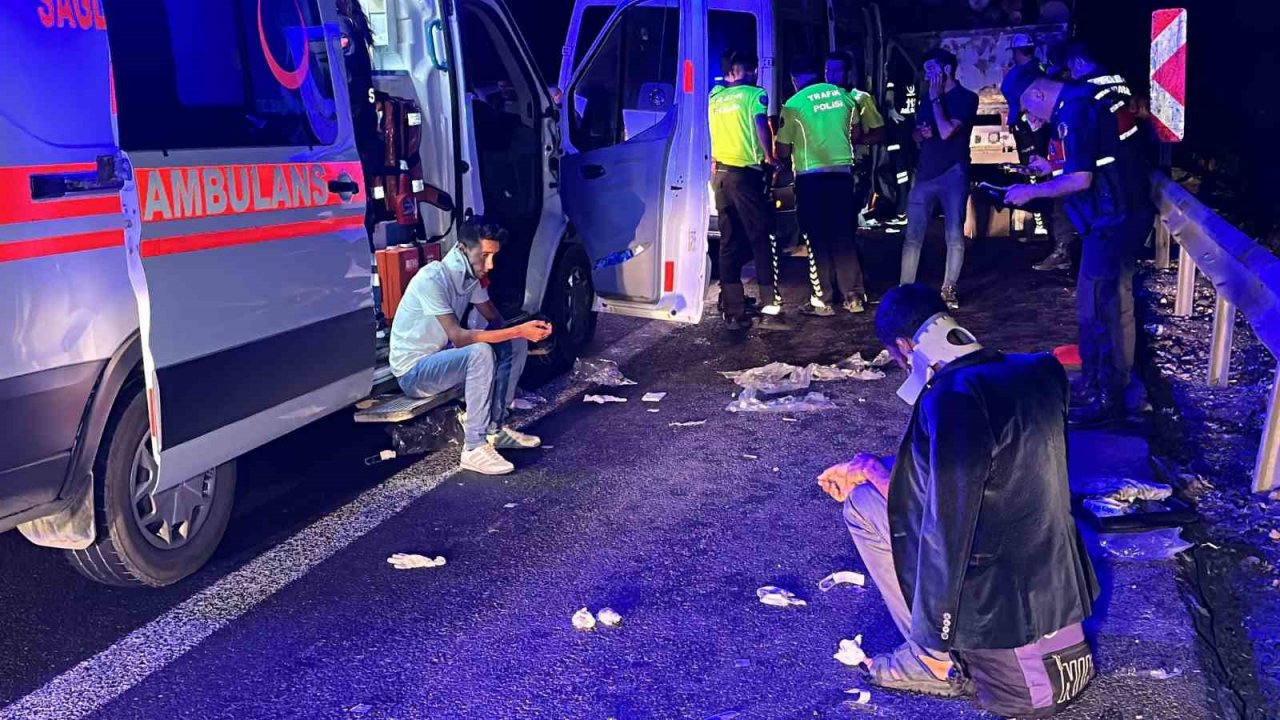Tomruk yüklü tıra minibüs çarptı: 1 ölü, 20 yaralı