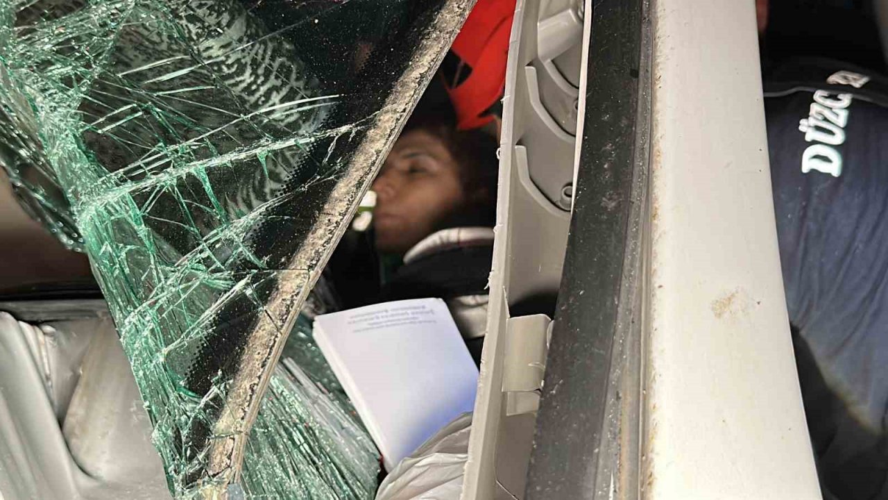 Tomruk yüklü tıra minibüs çarptı: 1 ölü, 20 yaralı