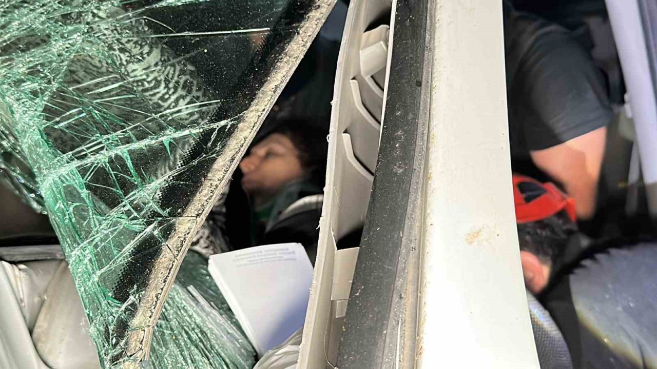 Tomruk yüklü tıra minibüs çarptı: 1 ölü, 20 yaralı