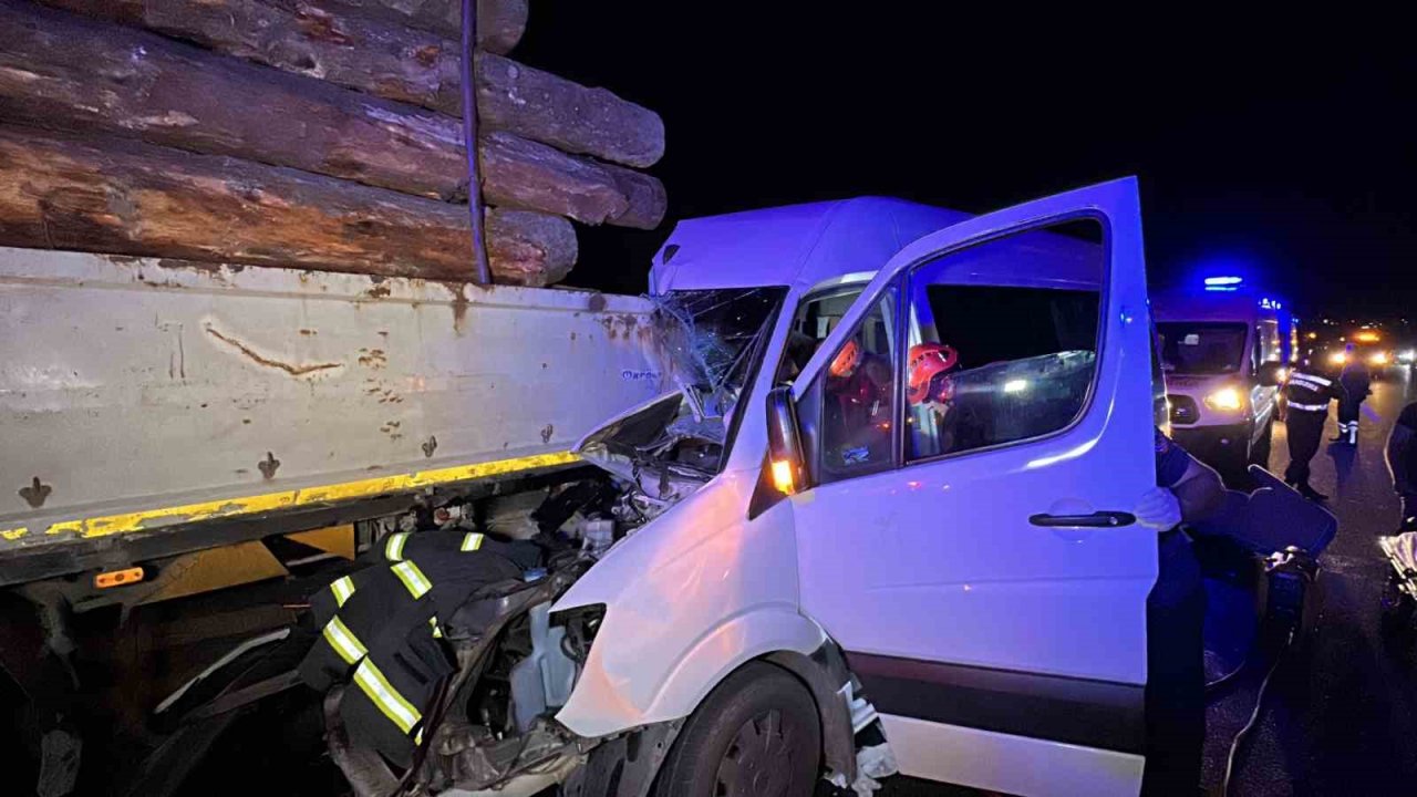Tomruk yüklü tıra minibüs çarptı: 1 ölü, 20 yaralı