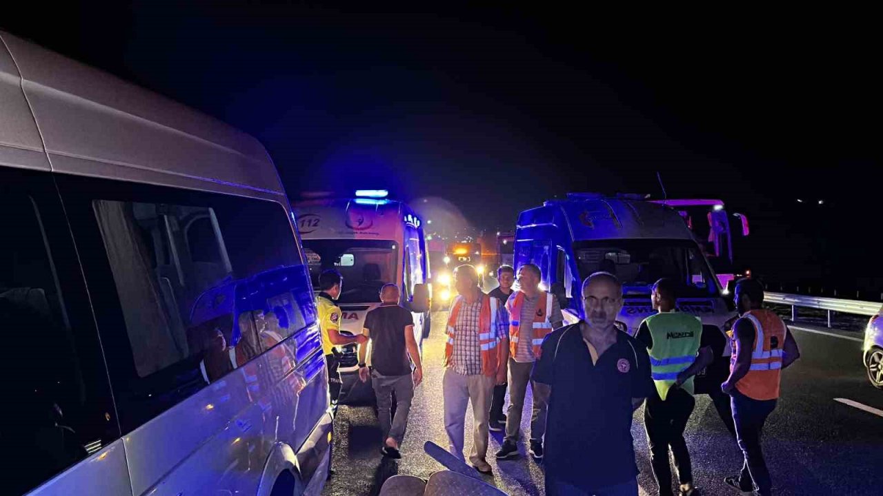 Tomruk yüklü tıra minibüs çarptı: 1 ölü, 20 yaralı