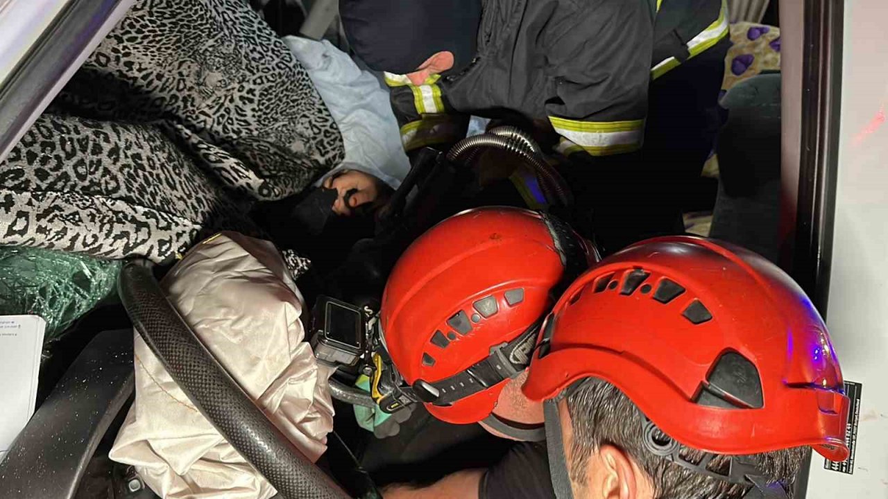 Tomruk yüklü tıra minibüs çarptı: 1 ölü, 20 yaralı