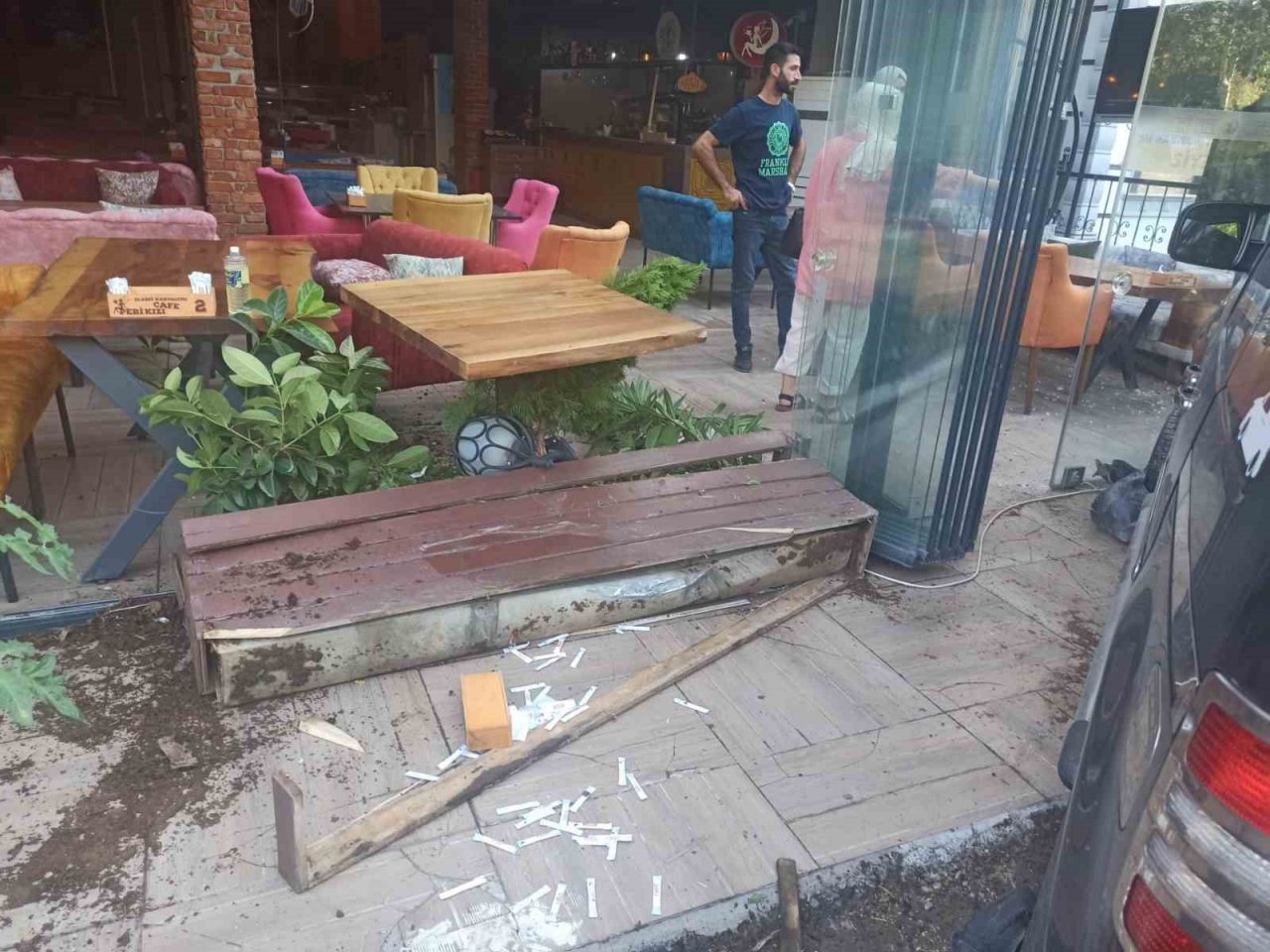 Elazığ’da hafif ticari araç kafeye girdi, o anlar kameraya yansıdı