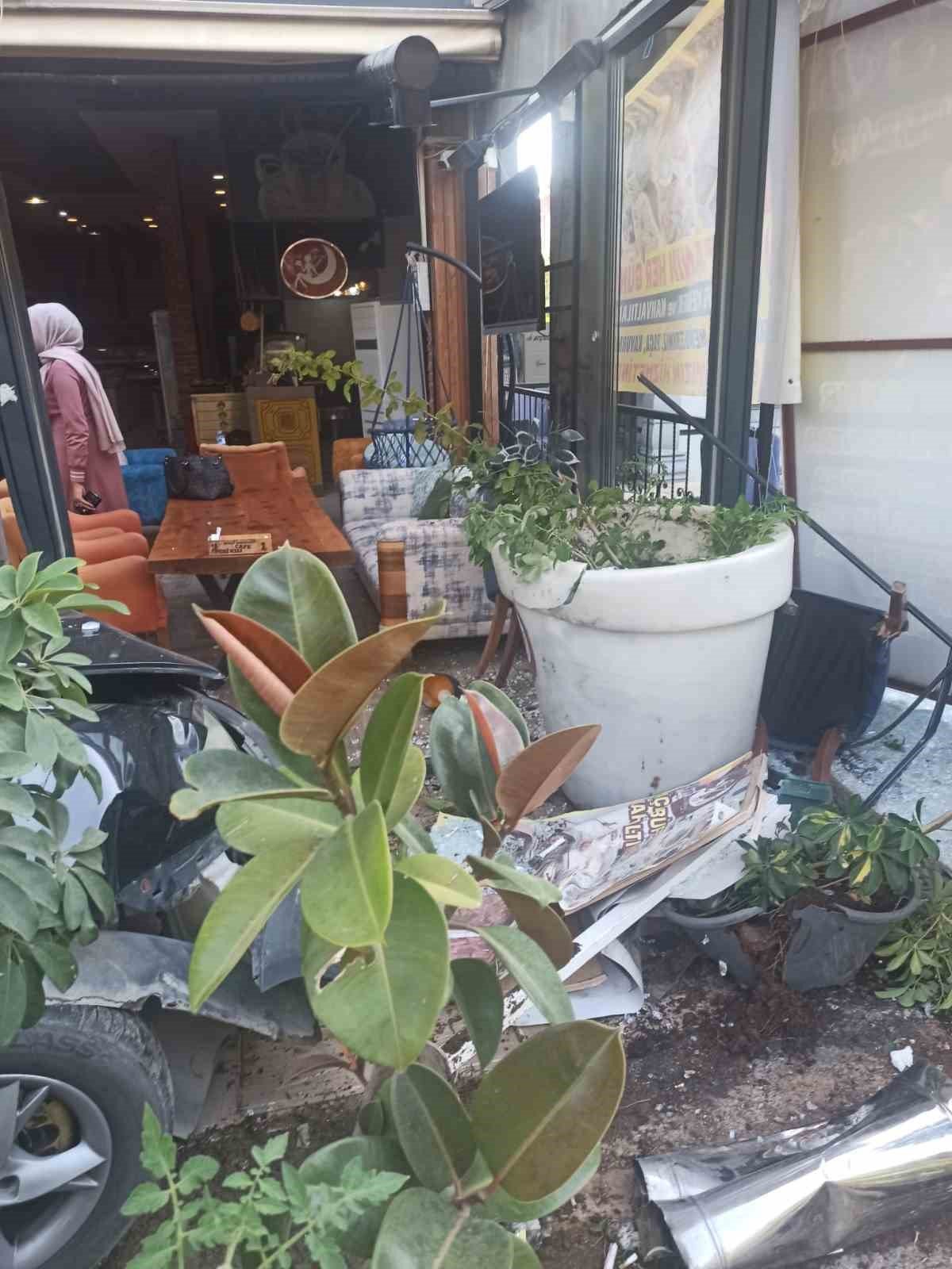 Elazığ’da hafif ticari araç kafeye girdi, o anlar kameraya yansıdı