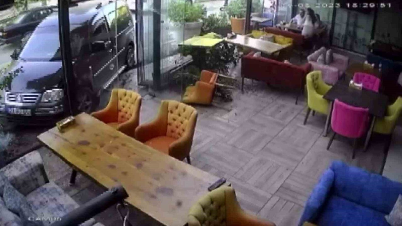 Elazığ’da hafif ticari araç kafeye girdi, o anlar kameraya yansıdı