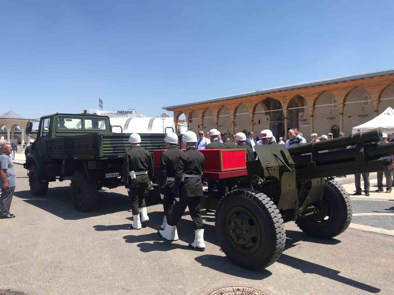 Vefat eden emekli Tümgeneral Özdeğirmenci toprağa verildi