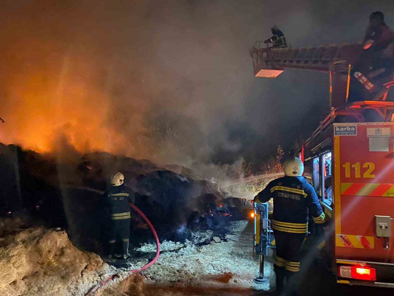 100 ton saman yandı