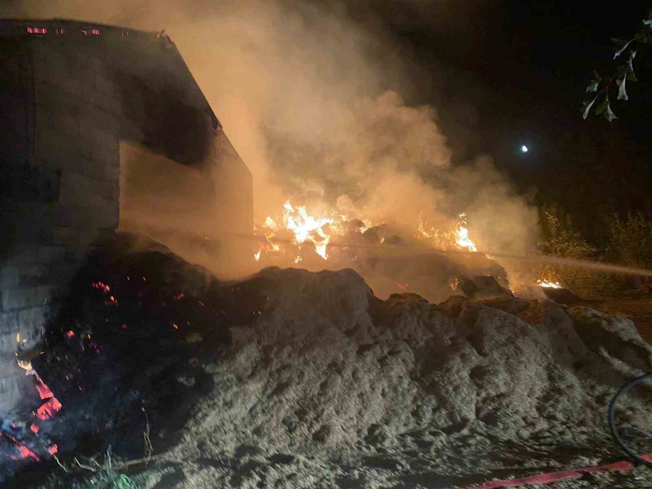 100 ton saman yandı